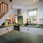 Cosy Within Walking Distance Of Shops, Pubs In With Wood Burning Stove בית נופש