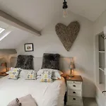 Cosy Within Walking Distance Of Shops, Pubs In With Wood Burning Stove בית נופש