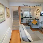 בית נופש Cosy Within Walking Distance Of Shops, Pubs In With Wood Burning Stove אמבלסייד